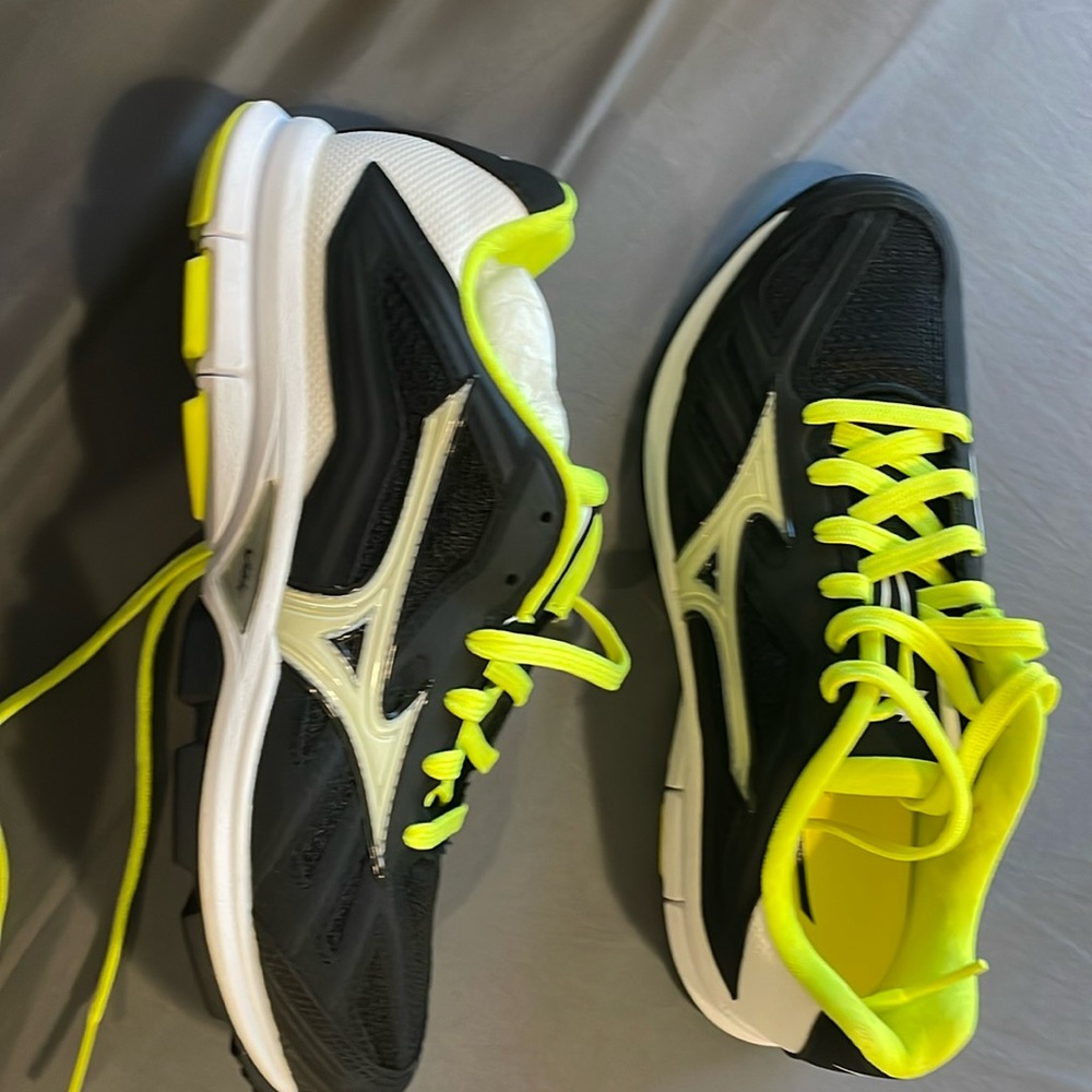 Mizuno Black and Neon Yellow Athletic Shoes